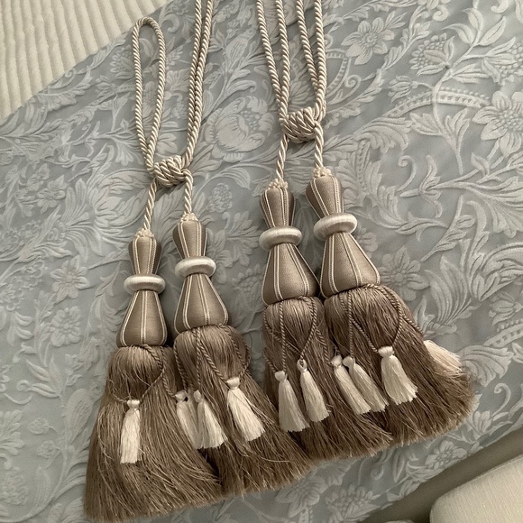 Set of 2 High end Drapery Tie Backs light taupe and off white/cream - Picture 1 of 3